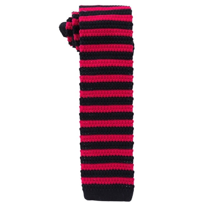 Corbata tejida de rayas rojas y negras